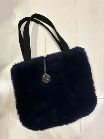 네이비 퍼 토트백