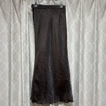 La boutique BonBon 키라키라 새틴 내로우 스커트