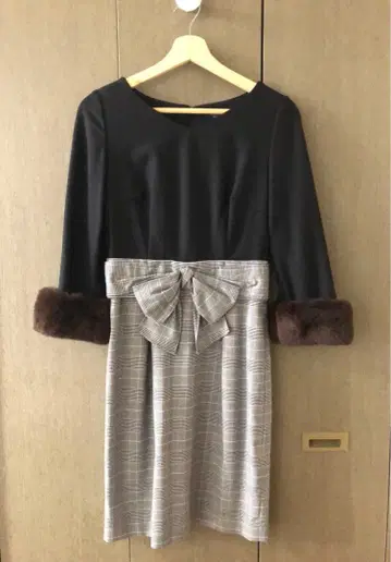 [새상품급] JUSGLITTY 저스길리티 리본 절개 울 원피스