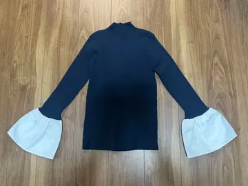 유나이티드 애로우즈 네이비 하이넥 플레어 소매 니트