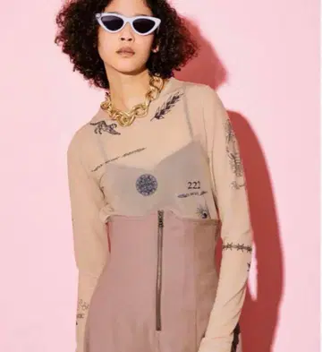 MAISON SPECIAL 타투 프린트 시어 탑