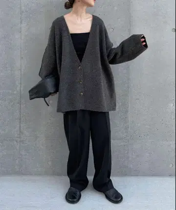 다크 그레이 V넥 가디건