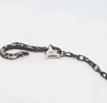 VAINON Destroyed Carabiner Necklace