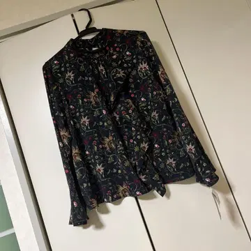 블라우스 새상품 15000엔이었습니다.