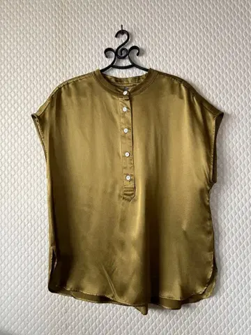 [ 미사용 새상품 ] banana republic 실크 슬리브리스 셔츠