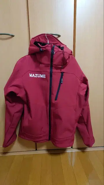MAZUME 방수 후드 부착 자켓 레드