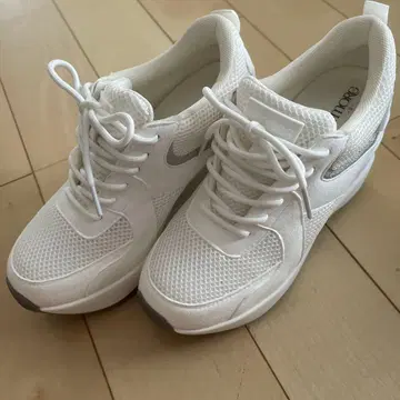 미사용 새상품 orMORE 오아모아 힐업 스니커즈 S 사이즈