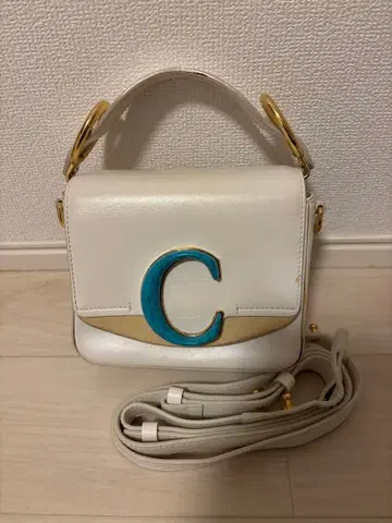 C 로고 화이트 숄더백