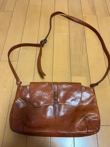 다코타 브라운 가죽 숄더백