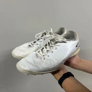 화이트 메쉬 축구화