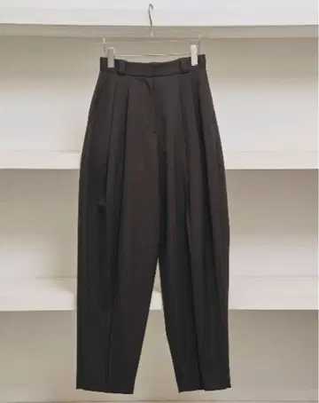 미사용 새상품 todayful Tapered Tuck Trousers