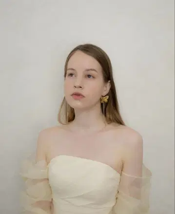 나비 디자인의 골드 컬러 귀찌