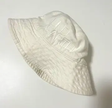 BAUM UND PFERDGARTEN 바움 운트 페르드가르텐 햇