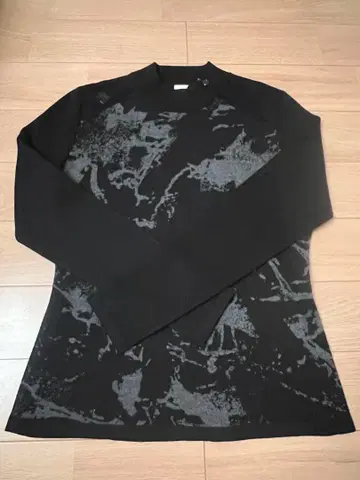 TSUKI 그래픽 지퍼 스탠드 스웨터