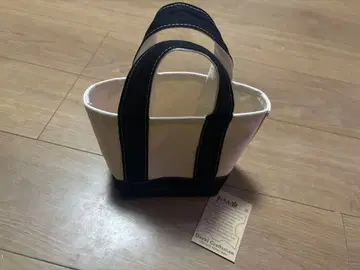 아이보리와 블랙의 토트백