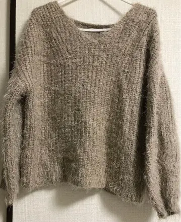 KBF 베이지 V넥 스웨터