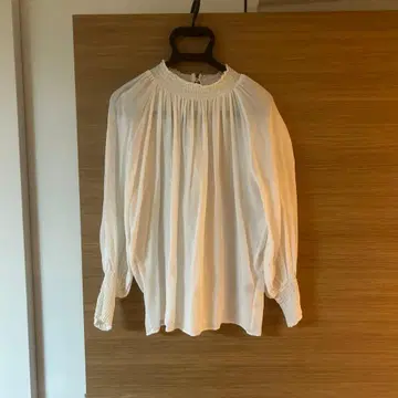 화이트 벌룬 슬리브 블라우스