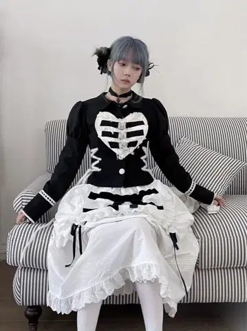 하트형 스컬 디자인 블랙 블라우스