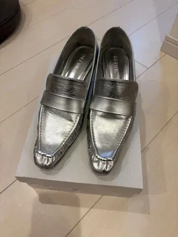 DFFUR. 실버 로퍼 플랫힐