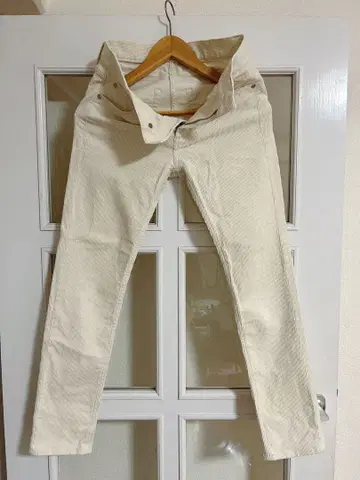 크림색 코듀로이 팬츠