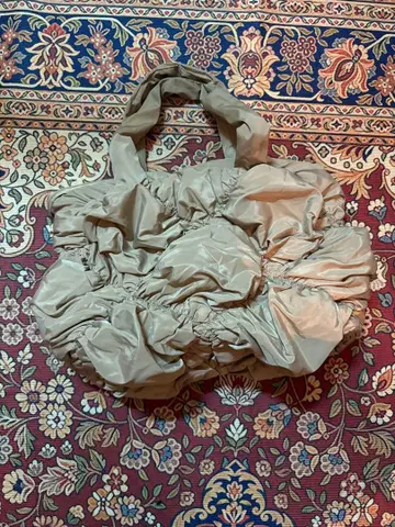 프릴 디자인 베이지 숄더백