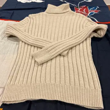 리브 편직 터틀넥 스웨터 베이지