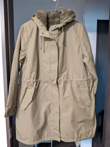 발수 베이지 후드 부착 모즈 코트