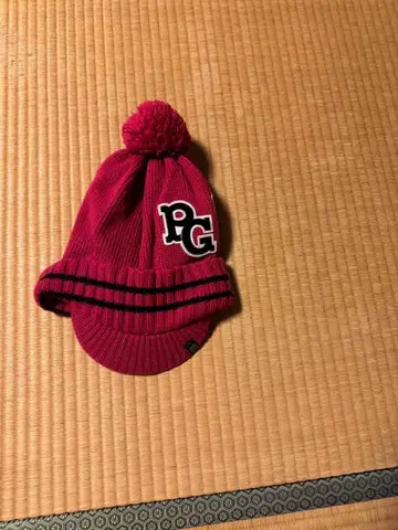 PG 로고 폼폼 포함 빨간색 니트 모자