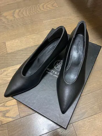 미사용 새상품 블랙 가죽 U컷 스틸레토 펌프스