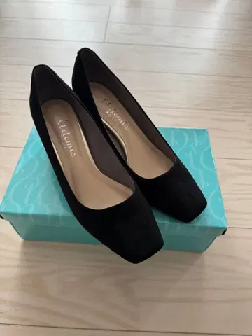 artemis by DIANA 스퀘어토 펌프스 청키힐 블랙