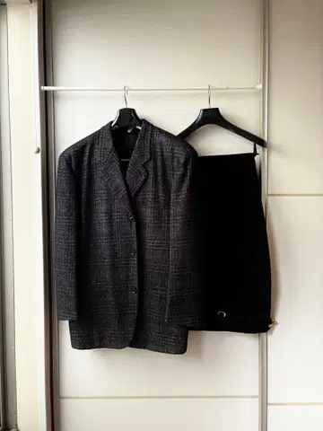 블랙 계열 체크 자켓 팬츠 셋업