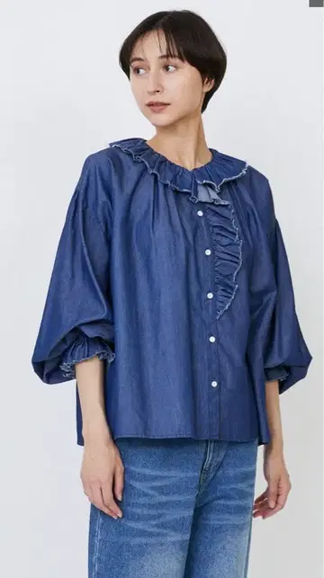 [시착만 한 상품] LOISIR 라이트 데님 프릴 디자인 블라우스