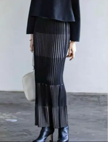 스트라이프 디자인 타이트 롱 스커트