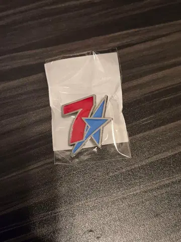 STUDIO SEVEN 핀 배지