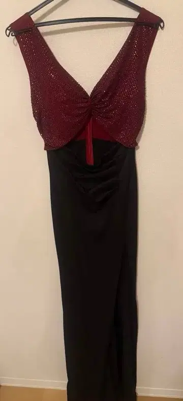 보르도와 블랙 비즈 장식 드레스