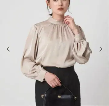 택 포함 새상품 새틴 스탠드넥 개더 블라우스 베이지