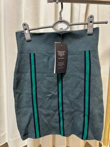 Lacoste 그레이 스트라이프 타이트 스커트