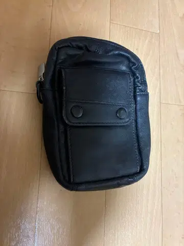 블랙 바디백 플랩 포켓