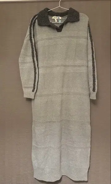 PINUE 부클레 카라 니트 원피스