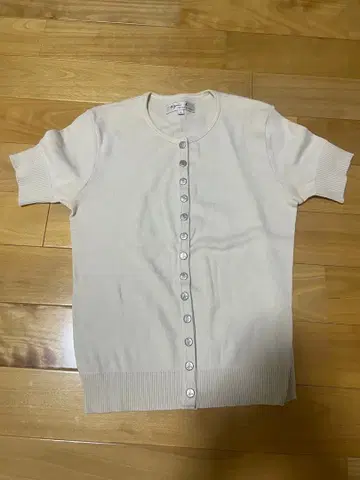 에네스베 크림색 반팔 가디건 버튼 포함