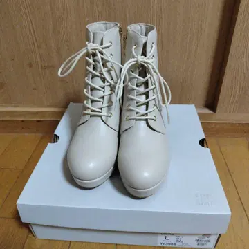크림색 레이스업 부츠 L 사이즈