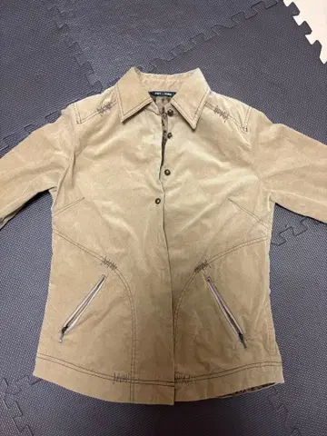 베이지 긴팔 셔츠 지퍼 포켓 부착