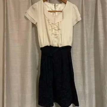 프릴 달린 슬리브리스 원피스