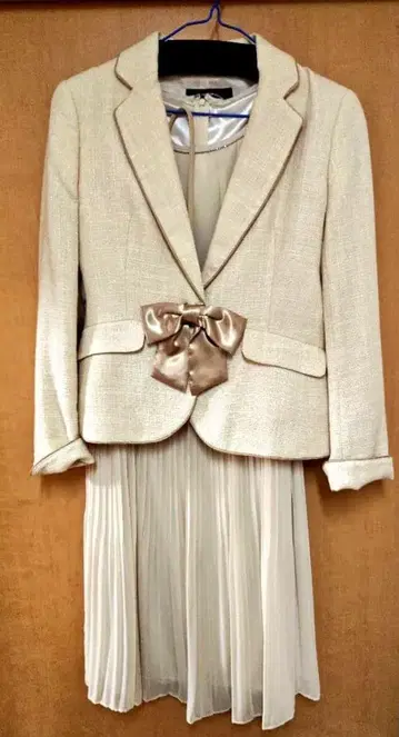 온워드 any FAM 베이지 리본 포함 자켓과 플리츠 드레스 세트