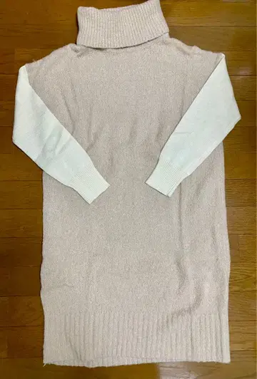 BEAMS HEART 베이지 터틀넥 니트 원피스