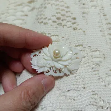 진주 장식 플라워 브로치