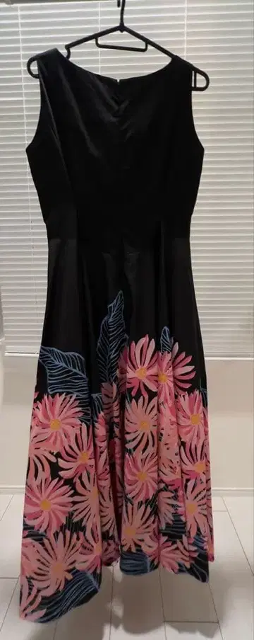 블랙과 핑크 꽃무늬 슬리브리스 드레스 하와이안 댄스