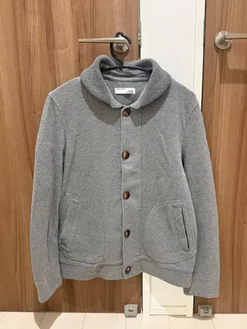 그레이 버튼 달린 자켓