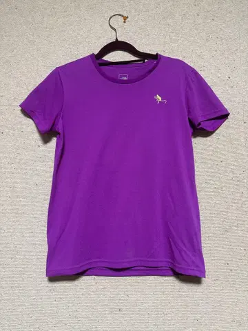 보라색 반팔 T셔츠 엠블럼 포함