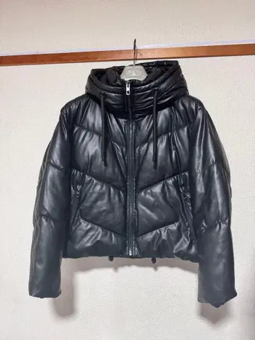 ZARA 블랙 인조 가죽 다운 자켓